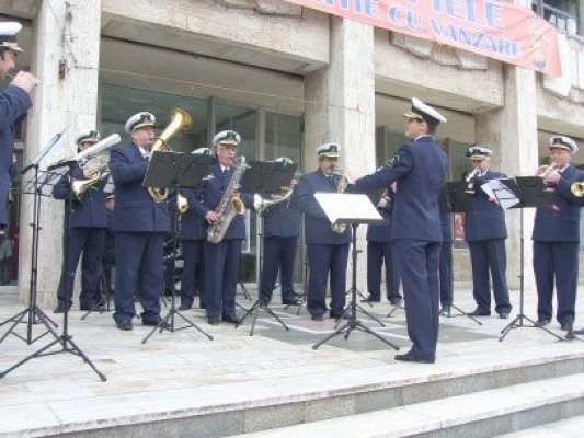 Fanfara RAJA cântă la mall